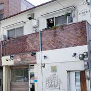 下宿屋だった建物の2階部分には4部屋があったそう。元々の柱や壁、間取りを活かした店内は、遠い記憶を呼び覚ますような懐かしい空気感が魅力です。再訪するゲストが多いのもうなずけます。　