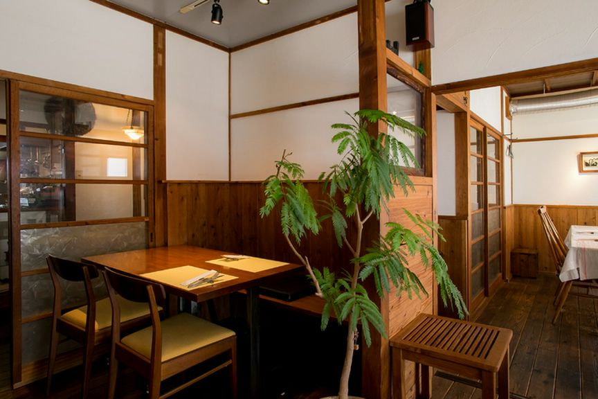 引戸や柱はそのまま。古民家の雰囲気を活かした風情ある空間
