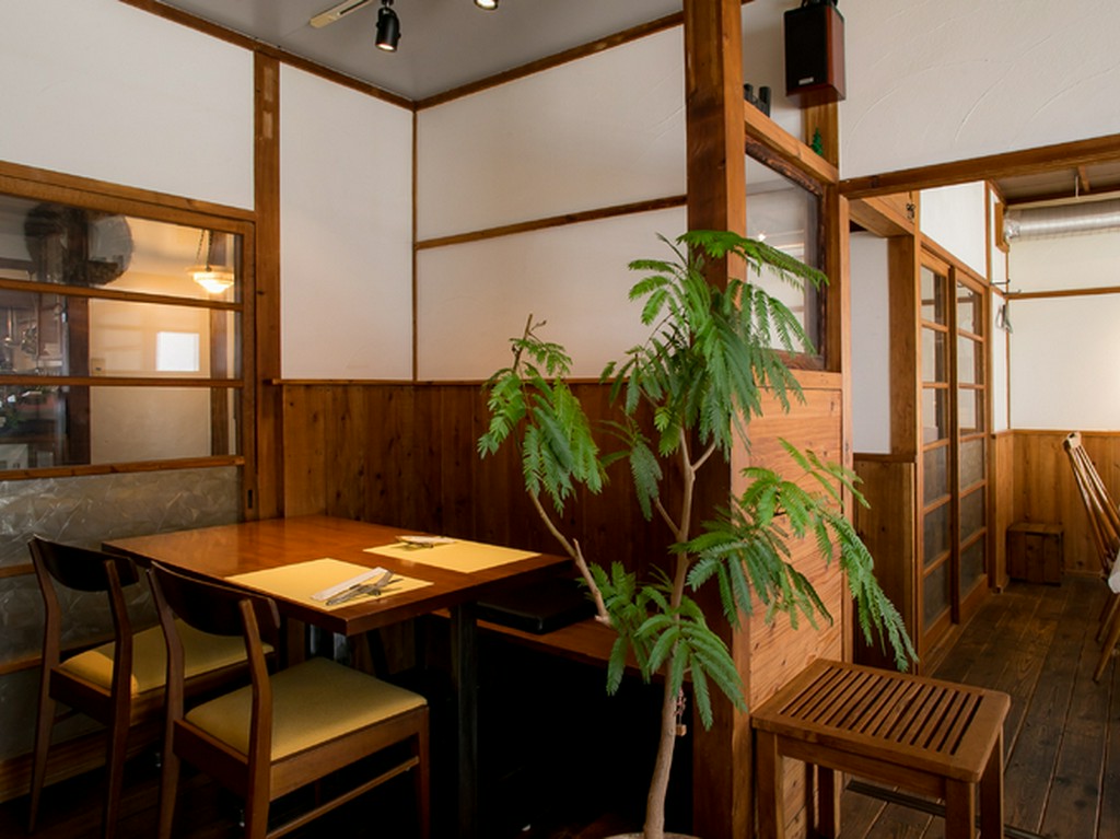 引戸や柱はそのまま。古民家の雰囲気を活かした風情ある空間