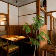 【ALBERO】はもと下宿屋だった旧い建物の2階に位置します。元の造作をできるだけ残して改装した店内には時の流れが息づいているようで、柔らかな空気感に和みます。