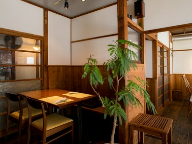 引戸や柱はそのまま。古民家の雰囲気を活かした風情ある空間