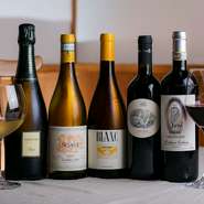 ワインのほとんどはイタリア産。リーズナブルなデイリーワインからヴィンテージものまで、バリエーション豊富に揃えています。料理に合わせる銘柄選びは気軽にスタッフまでご相談ください。