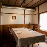 静かに時間が流れる、趣きある個室は4名～7名で利用可能です。ビジネスの接待・会食からプライベートなパーティーまで、幅広く利用されています。　