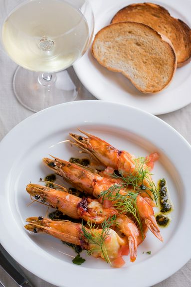 ハワイの海より直送の「赤エビ」など、魚介メニューも豊富