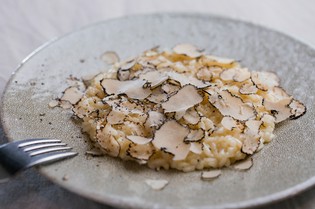 おいしさを支えているのは、鶏と野菜で丁寧にとったスープ