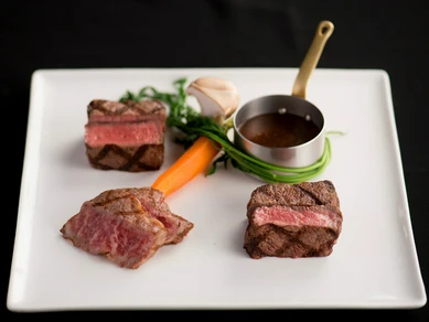 素材の旨みをダイレクトに堪能できる『あか牛　ロース・フィレ・モモ肉3点盛り（各50g）』