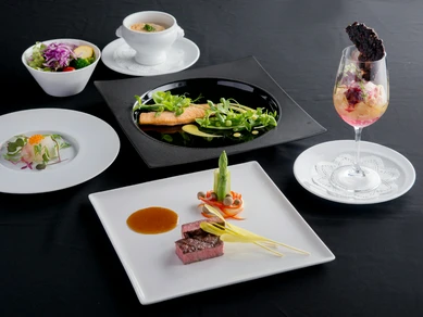 昼からコースで。濃厚な旨みと柔らかな肉質を楽しむ『あか牛ランチコース』