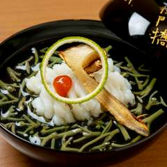 だしにこだわった上品な逸品『鱧と松茸のお吸物』