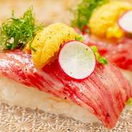 毎日仕入れている肉と新鮮なウニをコラボした贅沢な寿司で、意外なほどよく合うと人気のメニューです。わさび醤油でシンプルに素材本来のうまみを味わえます。