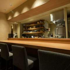 お一人様や少人数のお客様がゆったりと過ごせるカウンター席