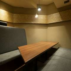 隠れ家を思わせるような雰囲気の個室でゆったりと過ごす時間