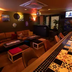 奥には、ライブイベントも開催できるステージ＆DJブース