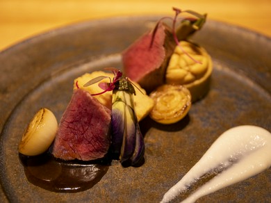 希少牛を焼肉でもフレンチでも楽しんで、九州初上陸のお酒で乾杯
