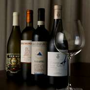 定番のワインと季節ものワインから6～8種類は、グラスワインとしても用意されています。気軽に試せるのがうれしい。ソムリエ資格を持つオーナーシェフに、料理とワインのペアリングも提案してもらえます。