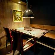 木をたっぷりと使った温もりある個室は、二人の素敵な時間を満喫できる特別な場所。記念日や誕生日など特別な日には、3種のタンや熟成肉のステーキなどを堪能できる『きたんコース』がおすすめです。