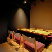 落ち着いた雰囲気が漂う店内は、接待や商談などにふさわしい上質な空間。オーナーこだわりの肉は、国内だけにとどまらず海外のゲストにも喜ばれます。美味しい時間が、親睦を深めてくれることでしょう。