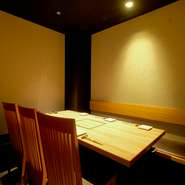 店内は、全席が個室になっているため、どの席でもプライベートタイムを満喫できます。少人数はもちろん、15名までのグループでも利用できる大きめの個室も完備。部屋ごとに異なる趣向が施されています。