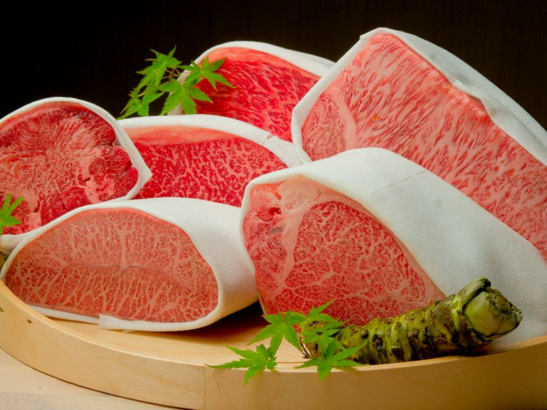 と畜場から直接届く新鮮且つ、芸術品のように美しい牛肉