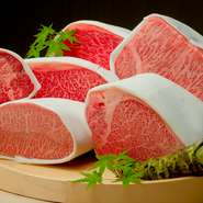 フレッシュな『ホルモン』や1週間や1ヶ月の熟成を経て味わえる部位など、肉業界で研ぎ澄まされたオーナーの経験がなせる技。特に最先端の熟成庫で旨みが昇華された『熟成タン』は至高の逸品です。