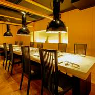 最大15名までの宴会に最適な個室はテーブルスタイル。肉との相性を考え世界各国からセレクトされたワインや日本酒・焼酎などドリンクも豊富に揃います。コースはボリュームや内容が異なる3種類がラインナップ。