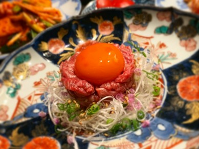 バリエーション豊富な料理を囲んで盛り上がる歓送迎会