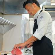 家族や恋人に振る舞うように、訪れてくれたゲストが満足できるメニューや味わい方を提案。スタッフ全員が日頃から研究し、コンシェルジュのようなサポートができるように努めています。