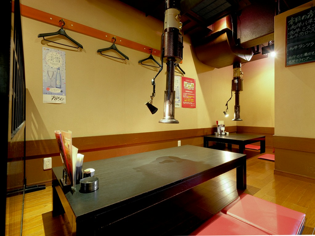 テーブル席、座敷席があり個室も完備された3フロアの店内