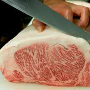 「高品質な肉を安定して確保する事に、一番苦労している。」という料理人の言葉通り、いつ訪れても上質な国産黒毛和牛が味わえます。大阪近郊の屠場から仕入れている新鮮な精肉を使用しています。