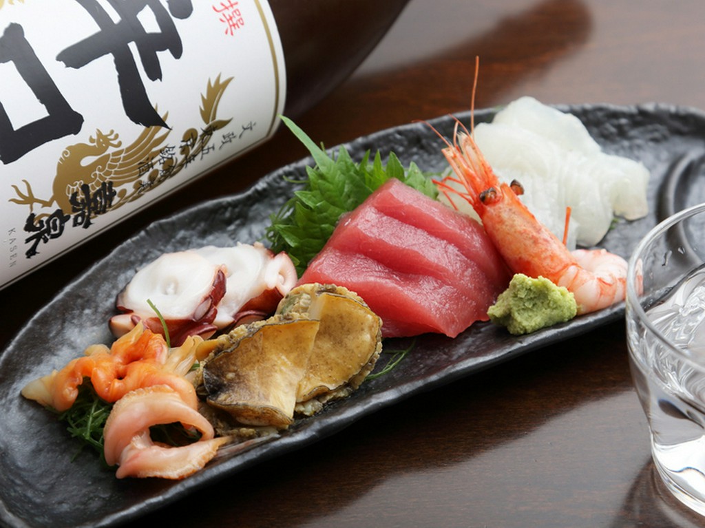 毎日3種類取り揃えている白身魚や目利きで選ぶ光物