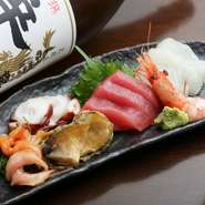 毎朝、料理人が【八王子綜合卸市場】へ直接出向き仕入れる、新鮮な魚介を使用しています。毎日3種類取り揃えている白身魚や目利きで選ぶ光物など、四季折々の味が楽しめます。