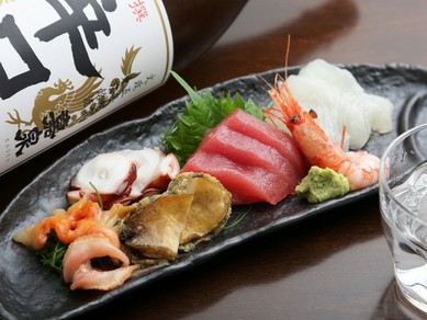 毎日3種類取り揃えている白身魚や目利きで選ぶ光物