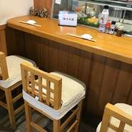 職人が寿司を握るさまを眺めながら
ゆったりと
その寿司をいただくという贅沢な時間。
和の落ち着いた空間で寛ぎながら
こだわりの日本酒とお寿司が織りなす
絶妙なハーモニー

店長おまかせコース
￥7500～
