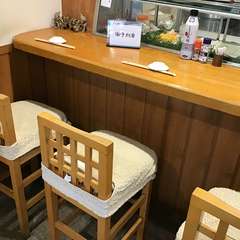和の落ち着いた空間。カウンター席で臨場感を味わいながら談笑