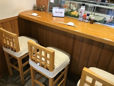 和の落ち着いた空間。カウンター席で臨場感を味わいながら談笑