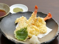 海老のぷりぷり食感が存分に楽しめる『季節の天ぷら』は抹茶塩で味わうのがオススメ