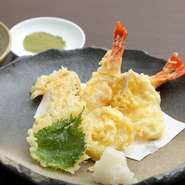 季節の野菜や旬の魚介を使った、熱々サクサクの天ぷらは海外から訪れるゲストにも大人気です。海老のプリプリ食感が存分に楽しめる『季節の天ぷら』は抹茶塩で味わうのがオススメ。