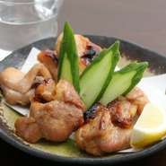 北海道の名物『ざんぎ』にヒントを得たという『特製だれ焼鳥』は店オリジナルです。生姜の効いた特製ダレの香ばしいかおりと噛めば噛むほどにあふれ出す鶏の旨みがくせになります。