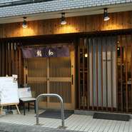 和の風情を大切にしながらも、アメリカンな要素も取り入れた店内からは遊び心を感じます。福生という場所柄、海外からのゲストも多く、英語メニューも用意されています。