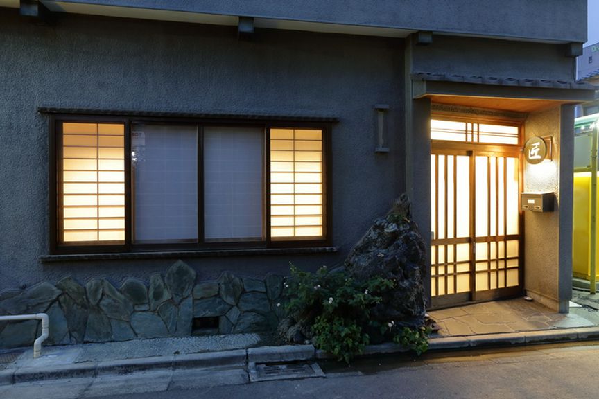 控え目な出で立ちが上品さを醸し出す、隠れ家風の料理店