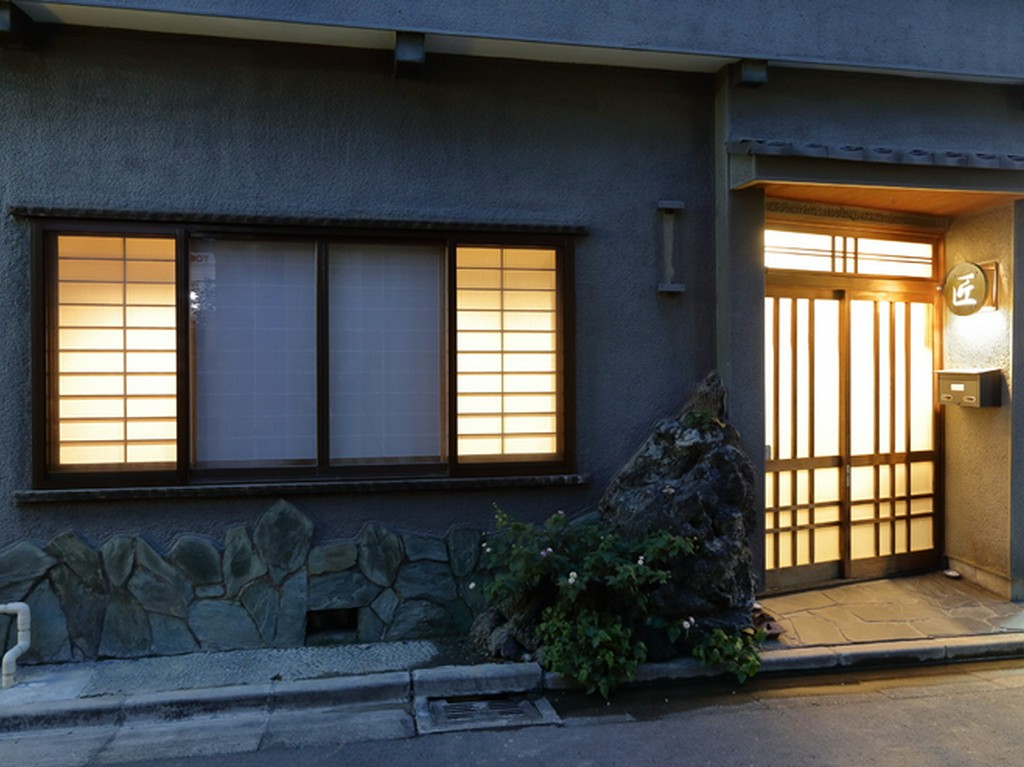 控え目な出で立ちが上品さを醸し出す、隠れ家風の料理店