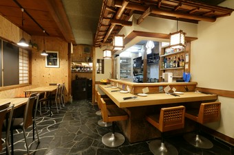 “昭和”を感じさせてくれる、和モダンでオシャレな料理店