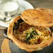 インドやパキスタン周辺で食べられている炊き込みご飯。インドの高級米「バスマティ」を数種の混合スパイスと共にひとつずつ丁寧に壷で炊きあげます。