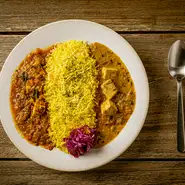 北インドと南インドのカレーの違いをワンプレートで楽しめるフィッシュカレー。