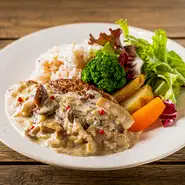 たっぷりきのこと濃厚なクリームソースで仕上げたハンバーグプレートランチ。
※ライスは十八穀米での提供となります。