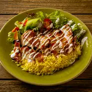 タイ風のローストチキン「ガイヤーン」を豪快にON THE RICE !
ローストチキンの旨味、甘味とヨーグルトの酸味がベストマッチ！