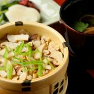 松茸と鱧の贅沢な鍋です。
竹亭自慢の鰹節と鱧の出汁を葛でとろみをつけた出し汁でお愉しみ頂けます。
この季節ならではの絶品料理です。