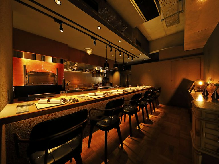 ライブ感あふれるカウンター席を備えた、高級感漂う大人の隠れ家