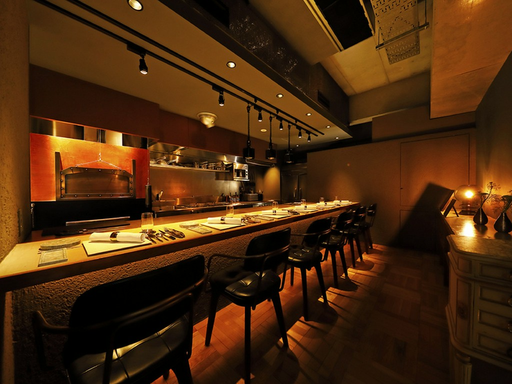 ライブ感あふれるカウンター席を備えた、高級感漂う大人の隠れ家