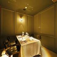 リッチな雰囲気の個室は、接待などのビジネス利用にも最適。贅沢を極めた料理と厳選ワインで、特別感を演出できます。カジュアルな接待には、ライブ感を堪能できるカウンター席がおすすめ。