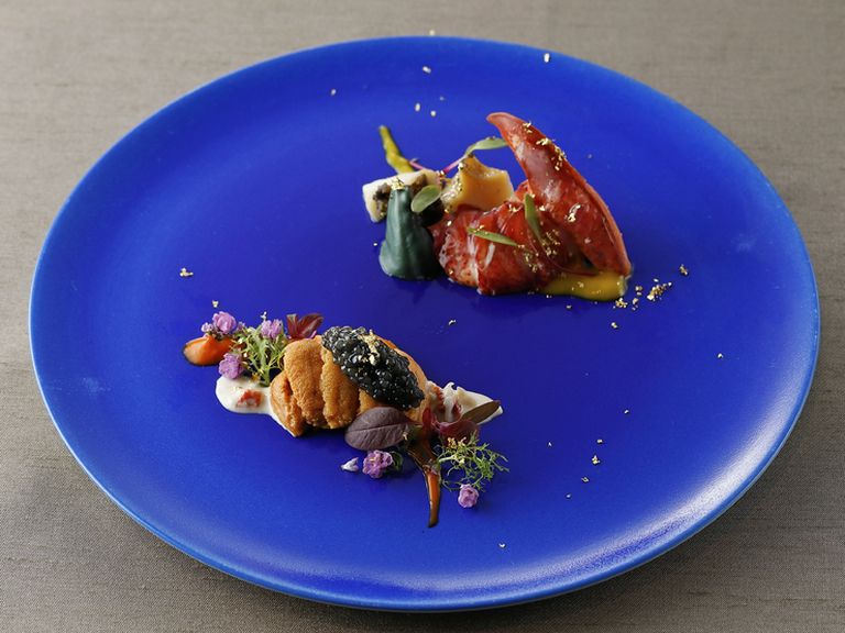 『フランス産オマールブルー海老と蝦夷あわび 生雲丹とベルーガキャビア ドゥ ポワブロンソース』